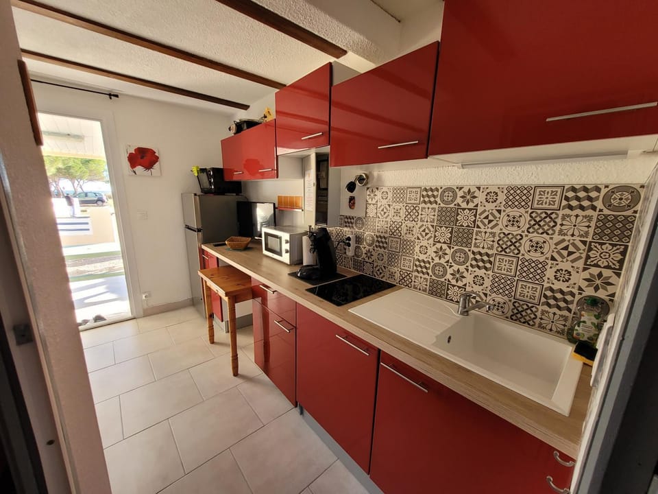 Kitchen or kitchenette, kitchen