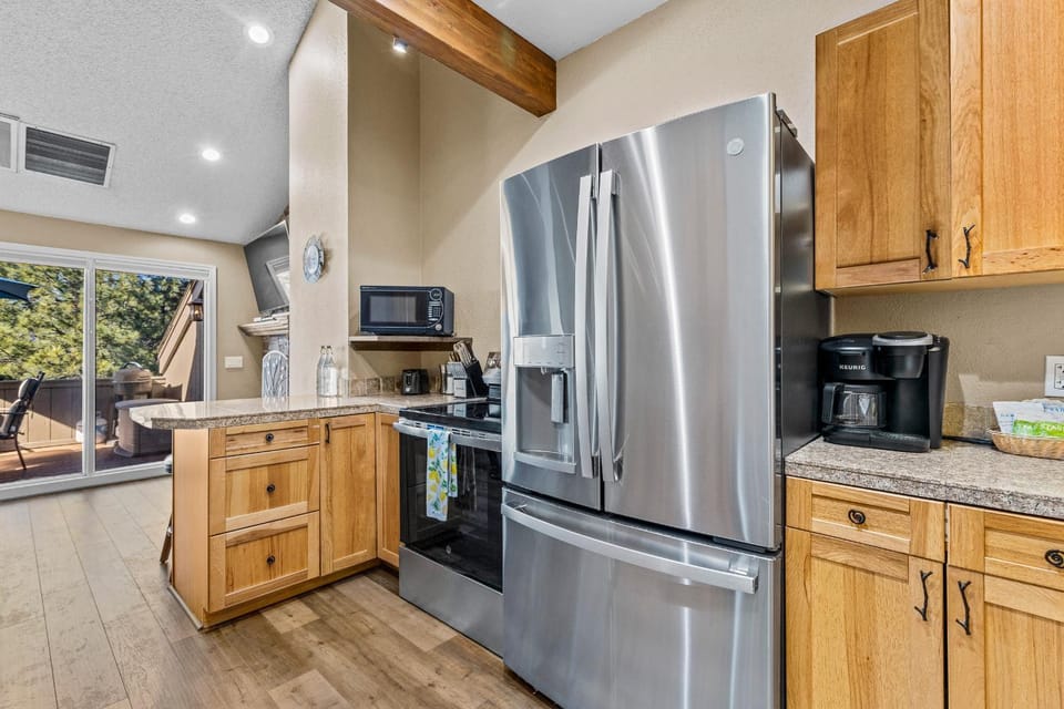 Coffee/tea facilities, Kitchen or kitchenette, oven, stove, toaster