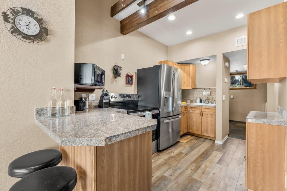 Kitchen or kitchenette, Dining area, oven, stove