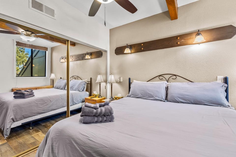 Bed, Bedroom, towels