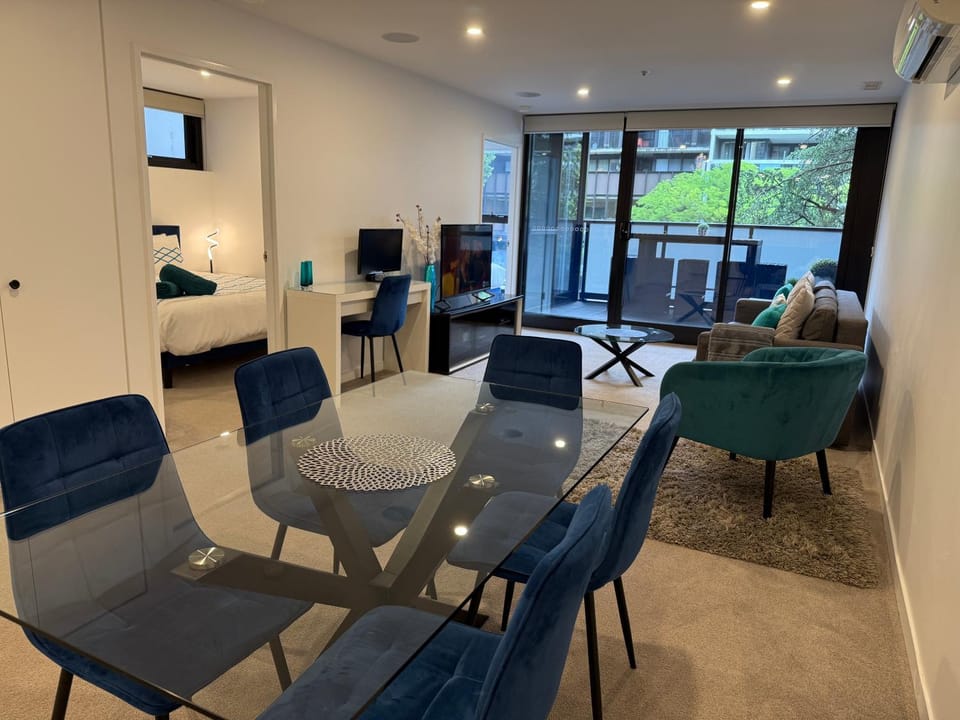 TV and multimedia, Living room, Seating area, Dining area, air conditioner