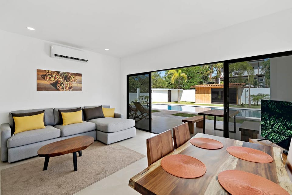 Communal lounge/ TV room, TV and multimedia, Living room, Seating area, air conditioner