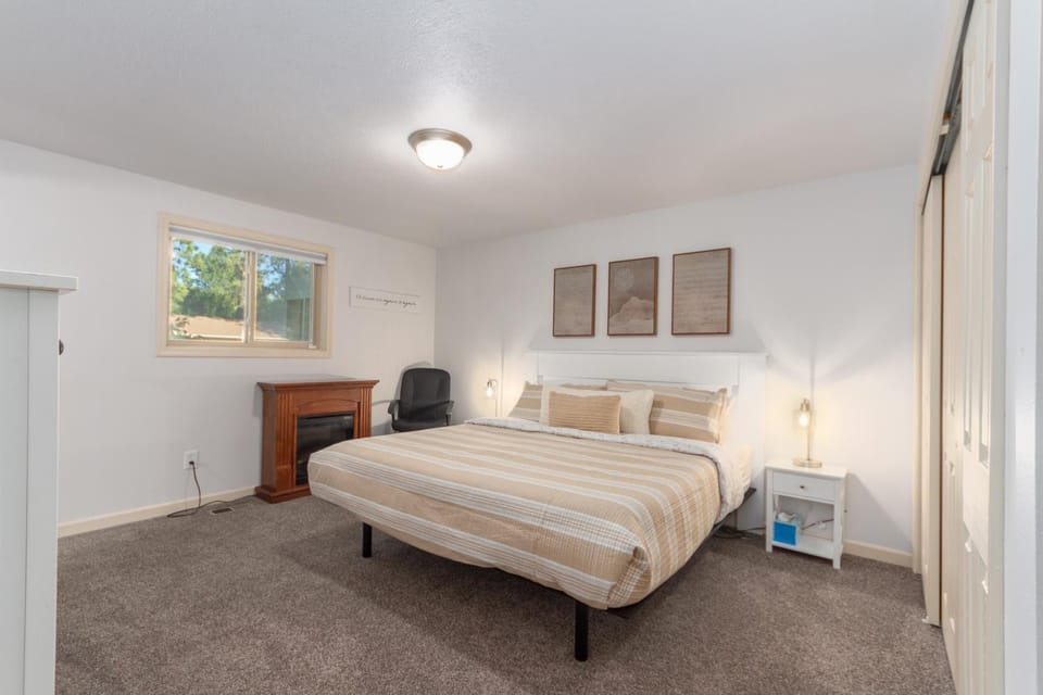 Bed, Photo of the whole room, Bedroom