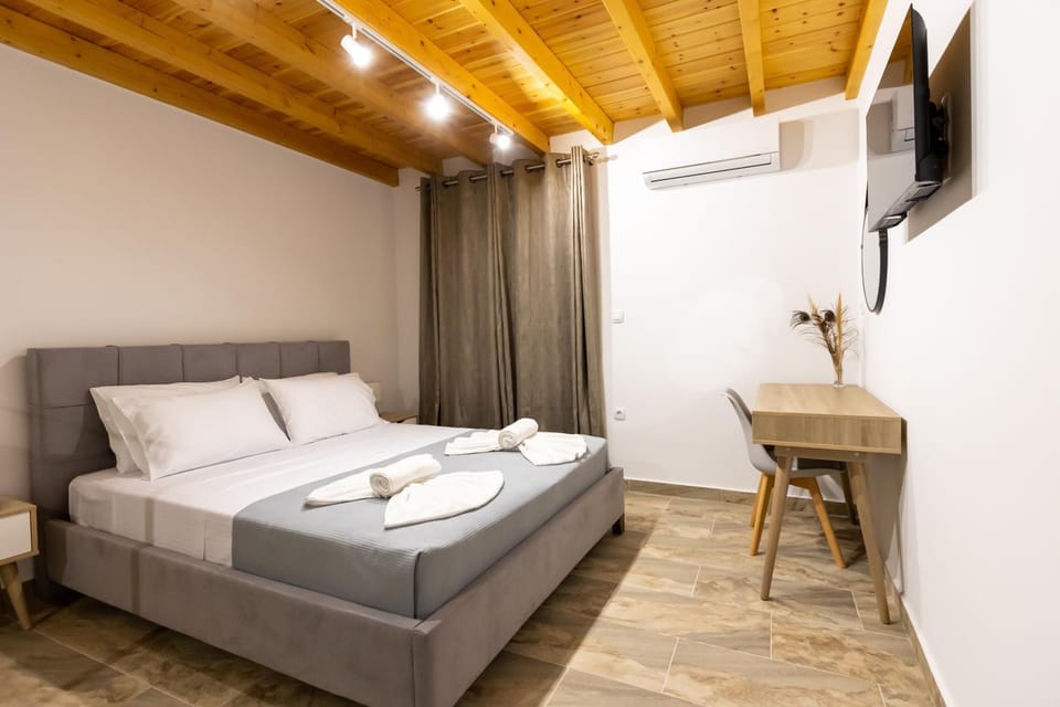 Bed, TV and multimedia, Bedroom, towels, air conditioner