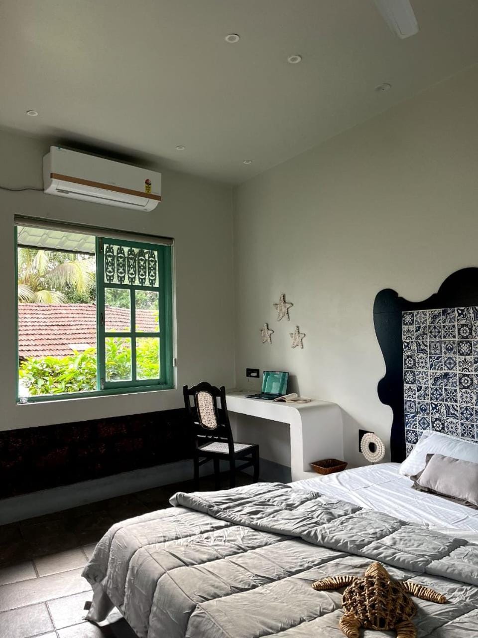 Photo of the whole room, Seating area, air conditioner
