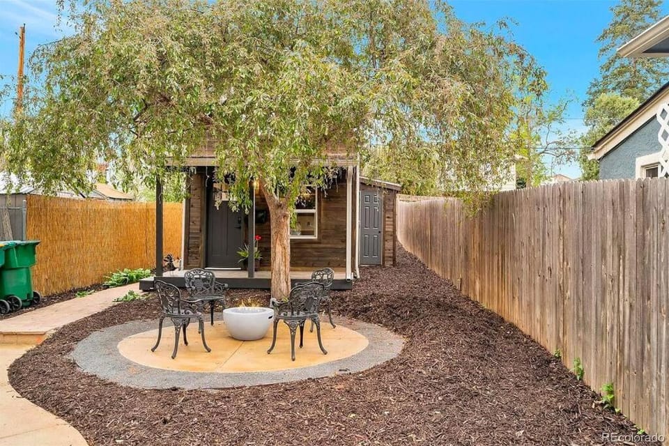 Property building, Patio, Spring, Day, Garden, Dining area, Garden view