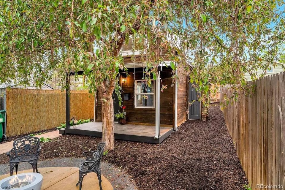 Property building, Garden, Living room, Garden view
