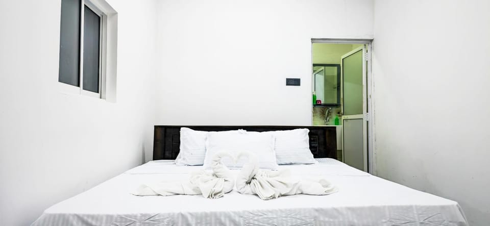Photo of the whole room, Bedroom, towels