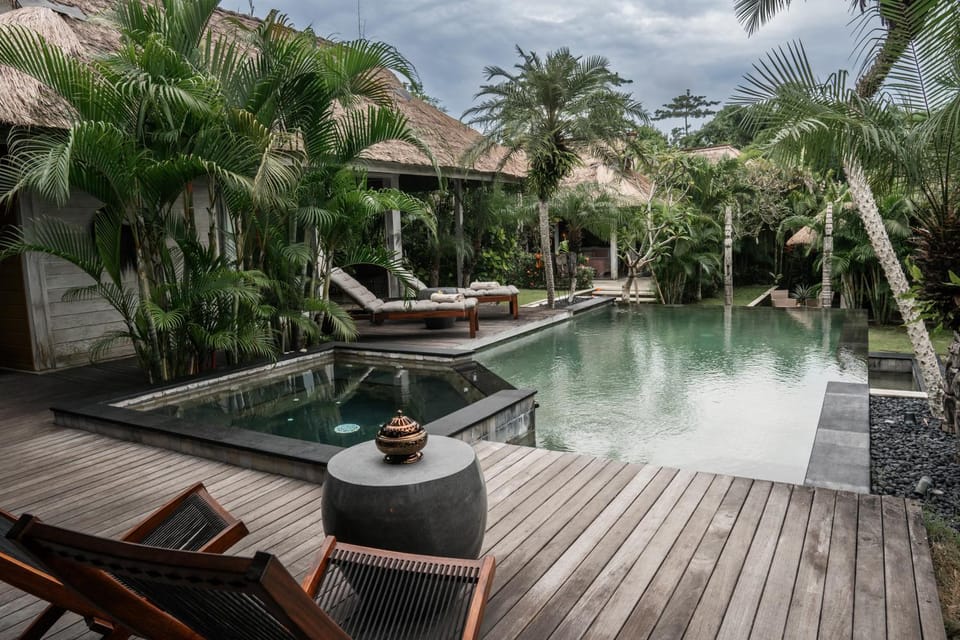 Property building, Garden, Pool view, Swimming pool, sunbed