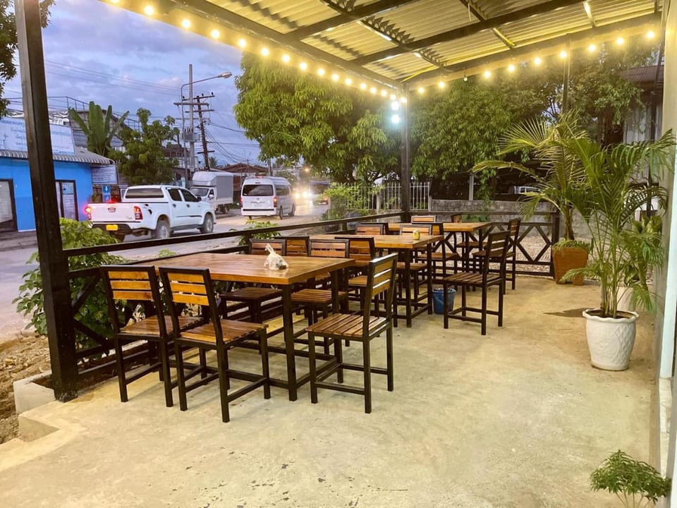 Property building, Patio, Restaurant/places to eat, Day, Garden, Living room, Banquet/Function facilities, Seating area, Dining area, Garden view, Location, Parking