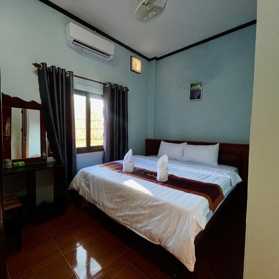 Bed, Photo of the whole room, Bedroom, air conditioner