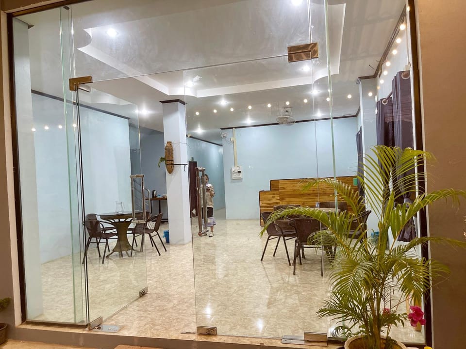 Restaurant/places to eat, Living room, Seating area