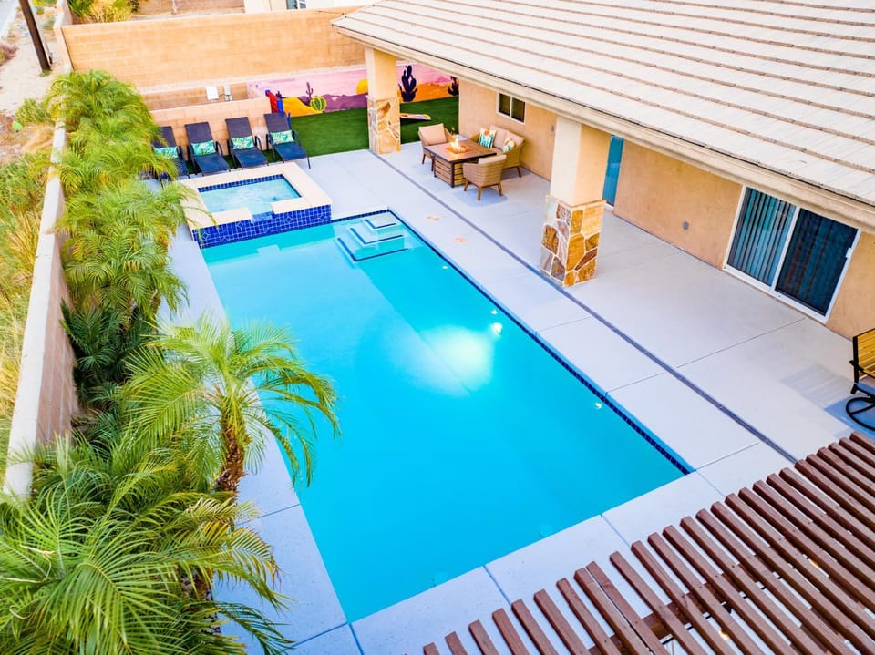 Property building, Patio, Day, Garden, Pool view, Swimming pool, sunbed