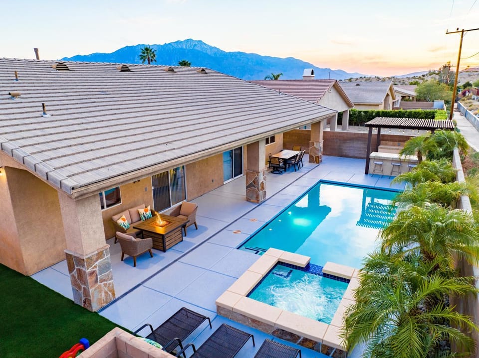 Property building, Hot Tub, Swimming pool