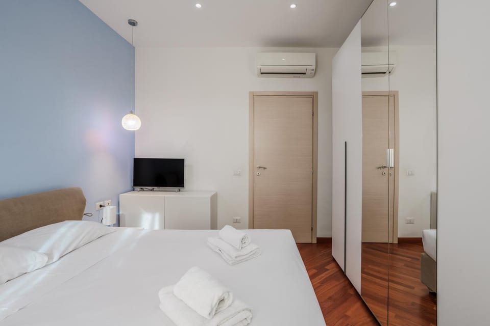 Bed, TV and multimedia, Bedroom, wardrobe, air conditioner