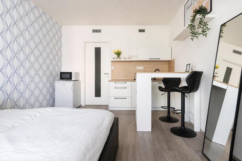 Bed, Kitchen or kitchenette, Photo of the whole room, Dining area, stove