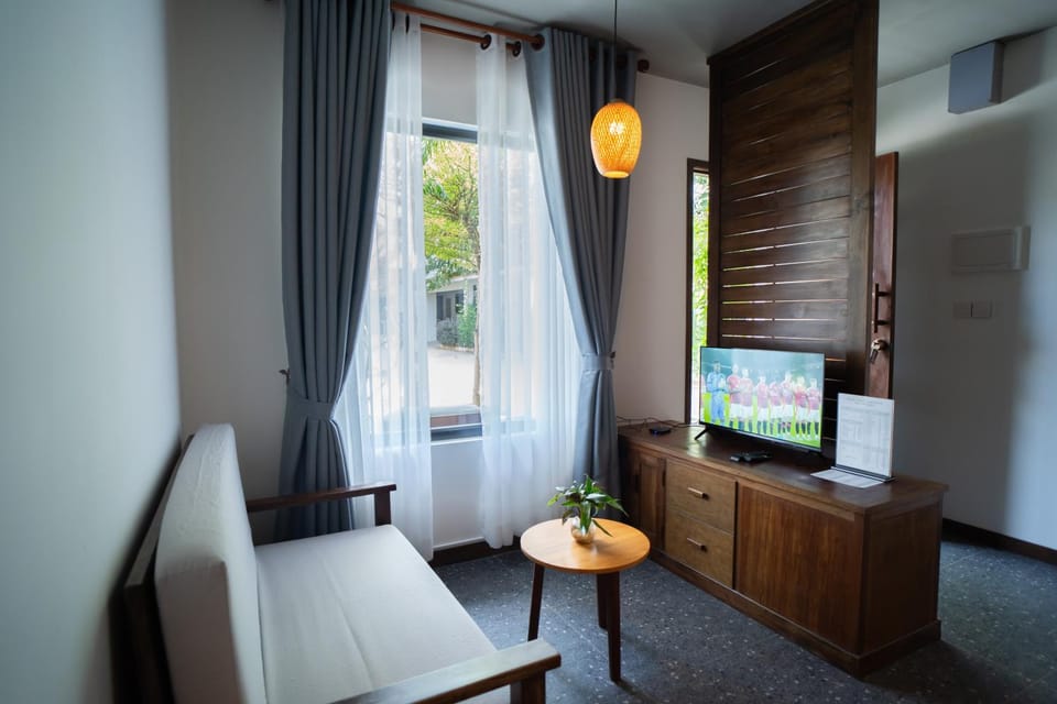Communal lounge/ TV room, TV and multimedia, Living room, Seating area, Evening entertainment