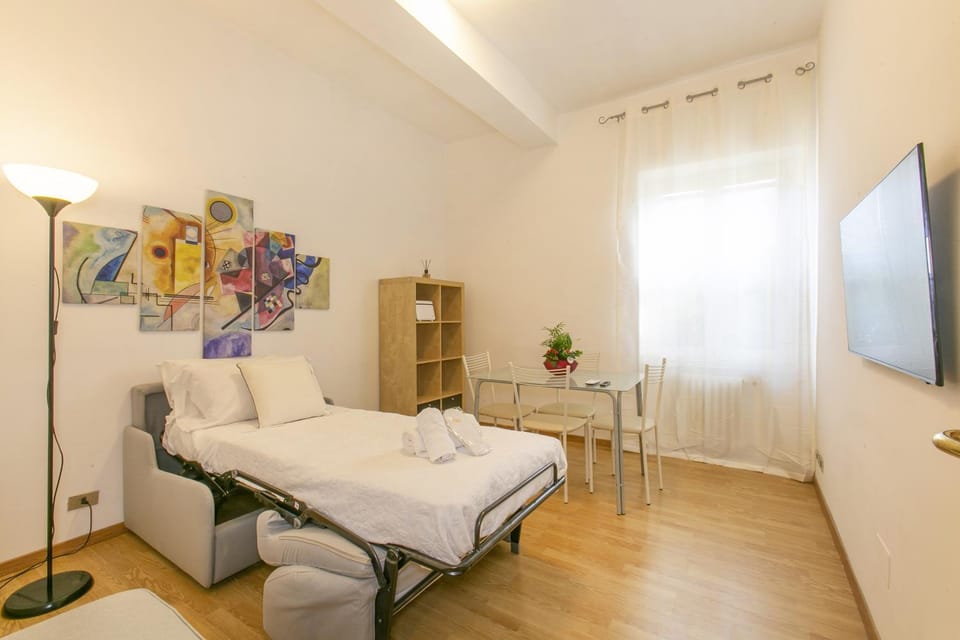 Bed, TV and multimedia, Photo of the whole room, Bedroom