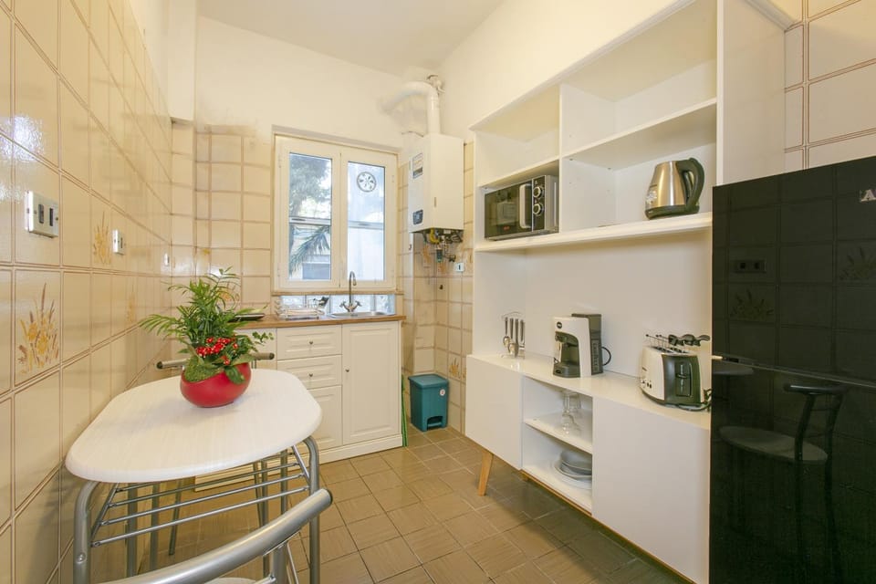 Coffee/tea facilities, Kitchen or kitchenette, Dining area, minibar, oven, pet friendly, stove, toaster