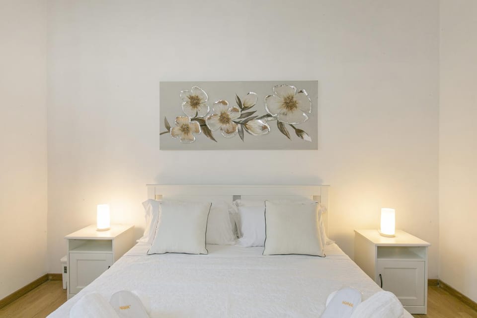 Bed, Photo of the whole room, Decorative detail, Bedroom