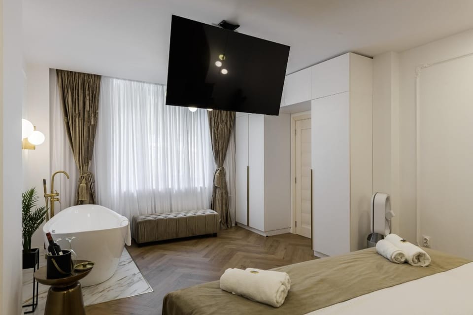 Bed, TV and multimedia, Photo of the whole room, Bedroom, towels, wardrobe