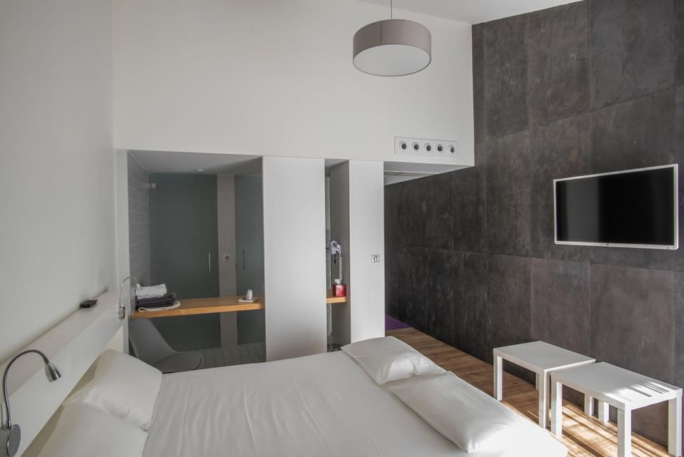 Bed, Bathroom, Photo of the whole room, Bedroom