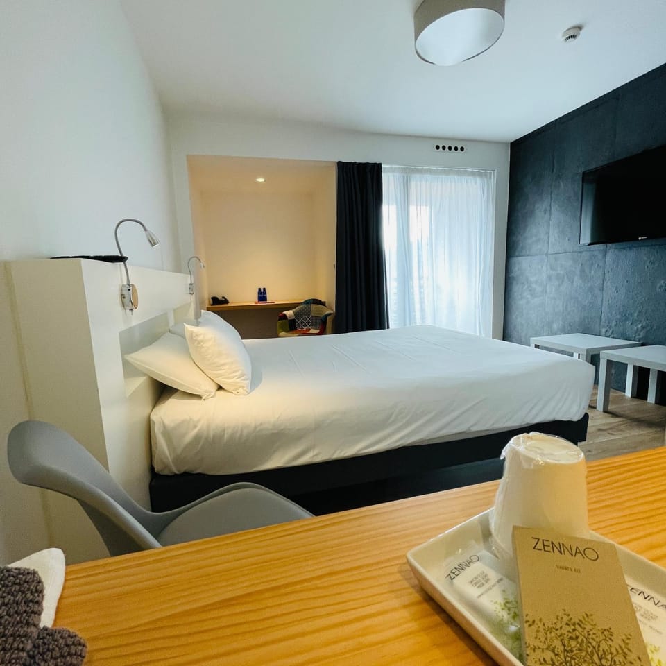 Bed, TV and multimedia, Seating area, Bedroom