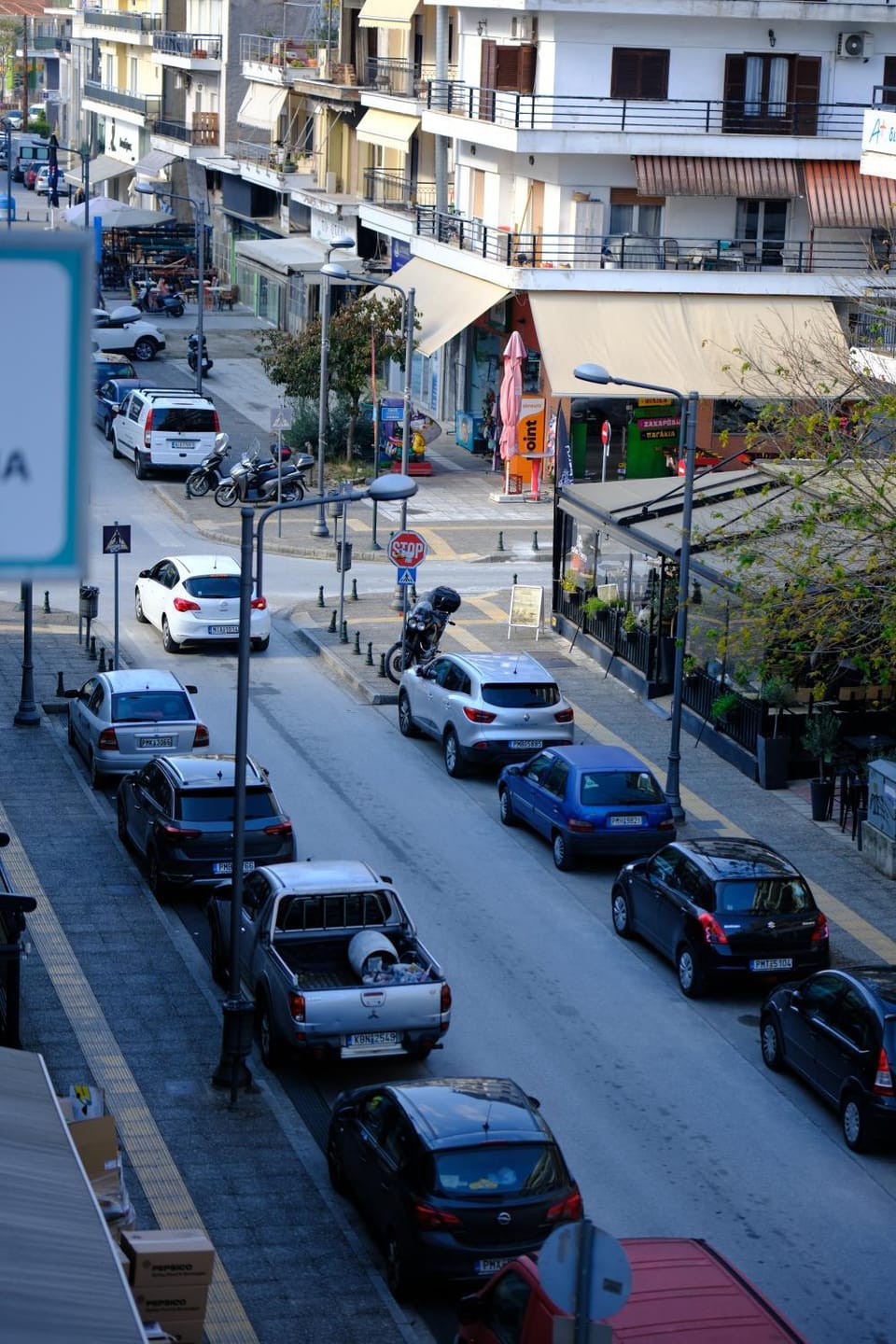 Property building, Day, People, Neighbourhood, Bird's eye view, City view, Street view, Location, group of guests, Parking