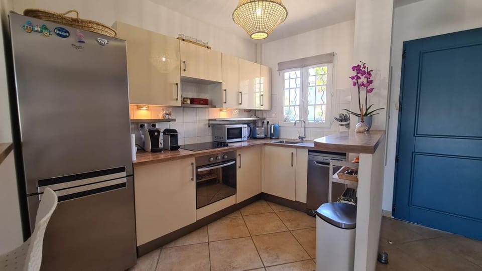 Kitchen or kitchenette, dishwasher, toaster
