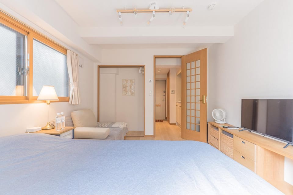 Photo of the whole room, Bedroom