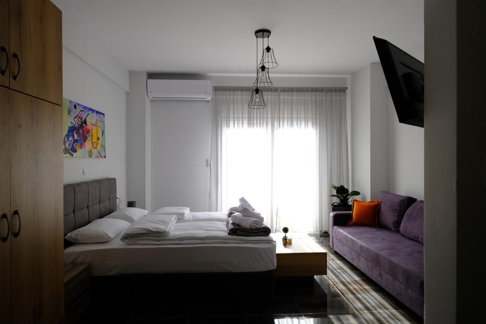 Bed, TV and multimedia, Photo of the whole room, Bedroom, towels