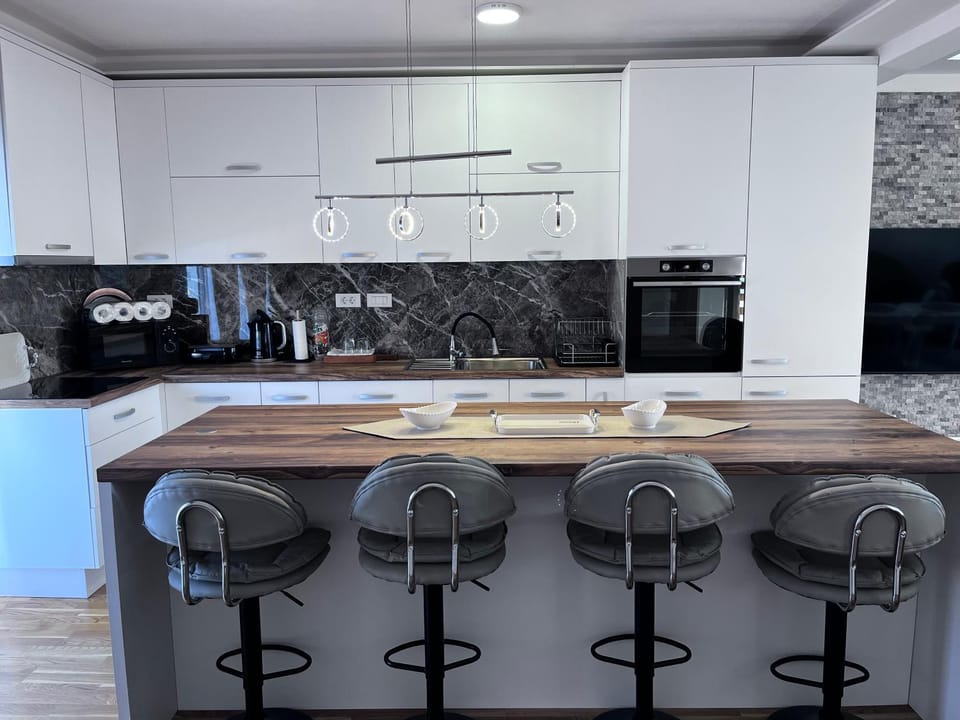 Kitchen or kitchenette, Dining area, oven, stove