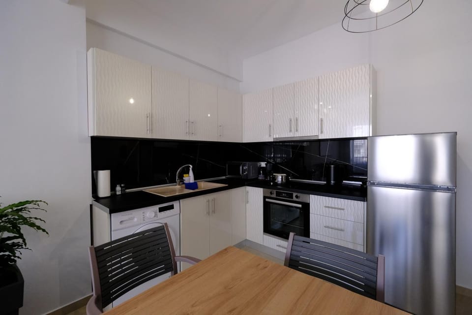 Kitchen or kitchenette, Dining area, minibar, oven, stove
