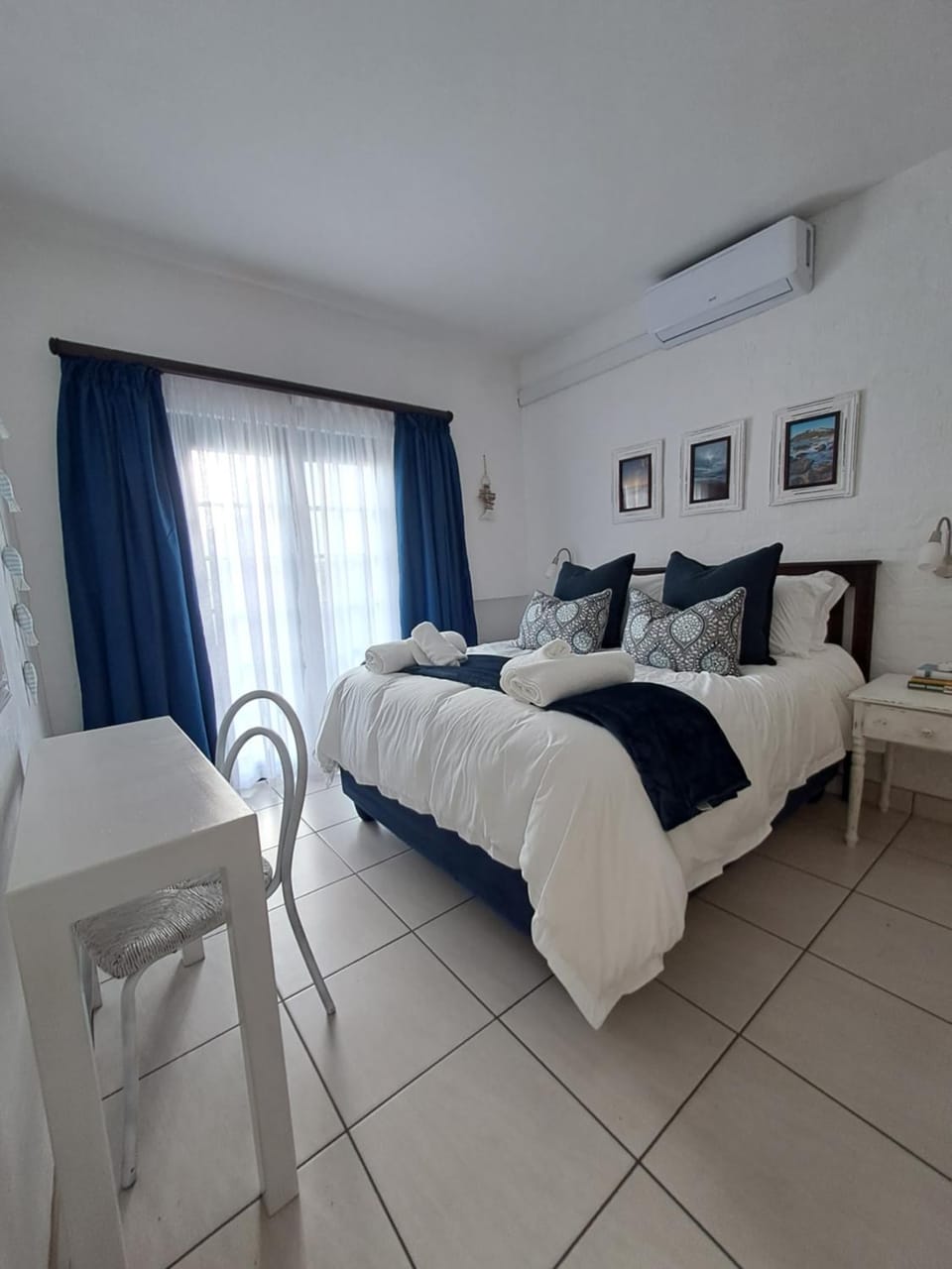 Bed, Photo of the whole room, Bedroom, air conditioner
