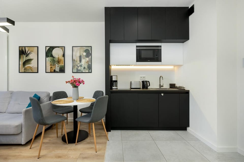 Coffee/tea facilities, Kitchen or kitchenette, Living room, Seating area, Dining area, stove