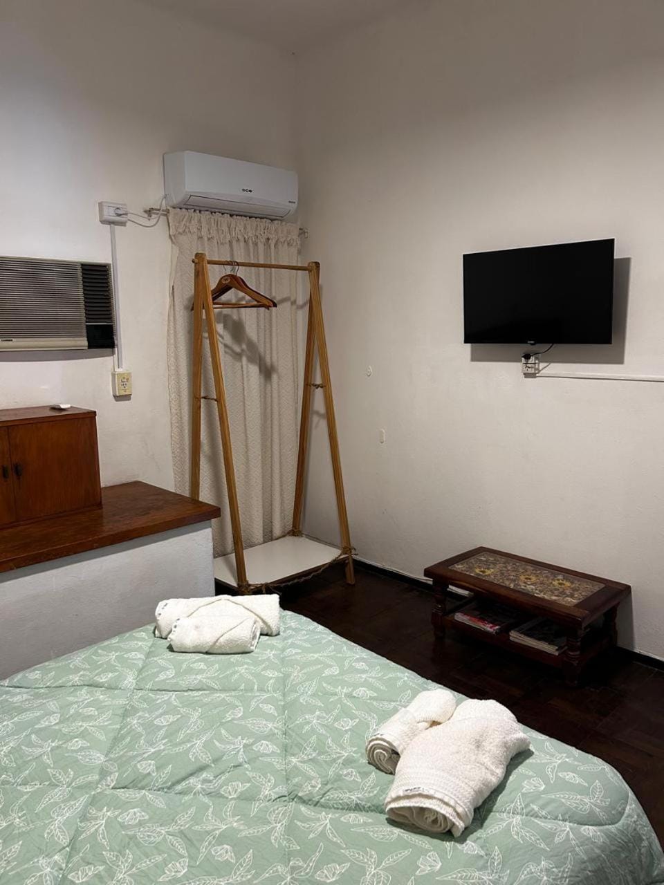 Bed, TV and multimedia, Photo of the whole room, Bedroom, towels