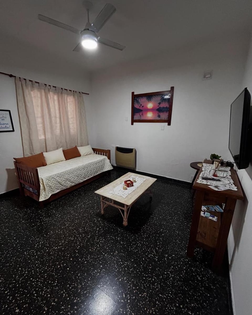 Communal lounge/ TV room, Bed, TV and multimedia, Bedroom