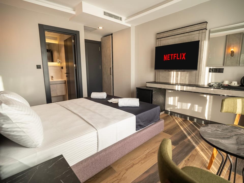 Communal lounge/ TV room, Bed, TV and multimedia, Kitchen or kitchenette, Living room, Photo of the whole room, Seating area, Evening entertainment, Bedroom