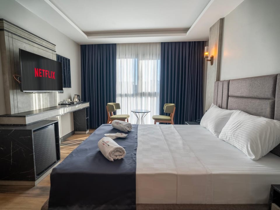 Bed, TV and multimedia, Photo of the whole room, Bedroom, towels
