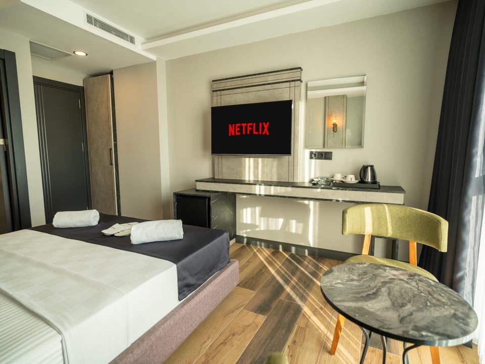 Bed, TV and multimedia, Living room, Photo of the whole room, Seating area, Bedroom