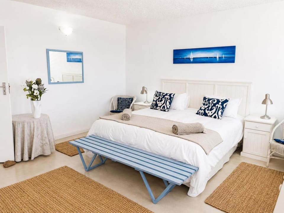 Bed, Living room, Photo of the whole room, Seating area, Bedroom