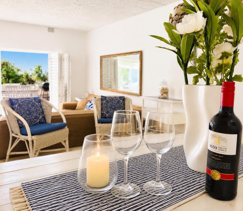 Living room, Food and drinks, Seating area, Dining area, Drinks, Alcoholic drinks