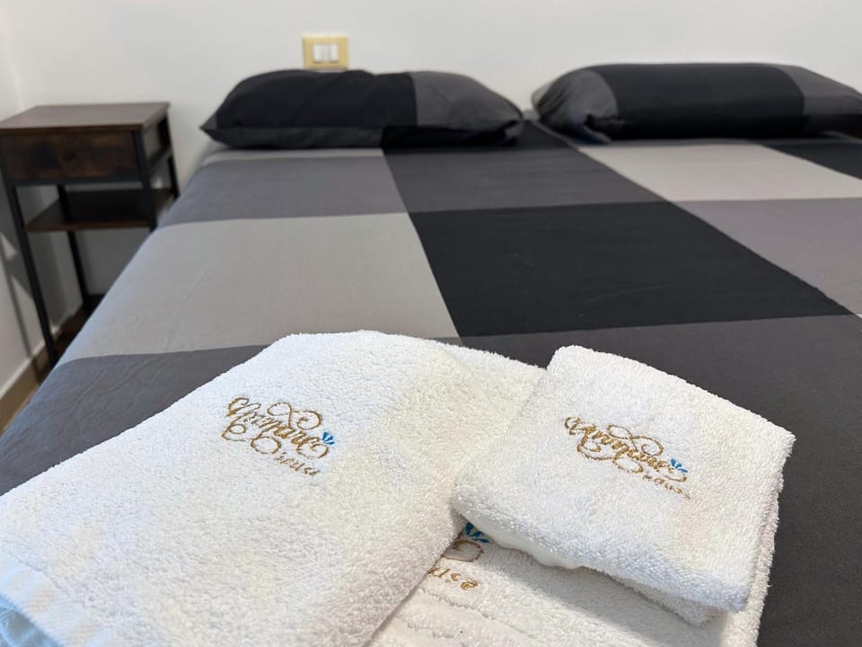 Bed, towels