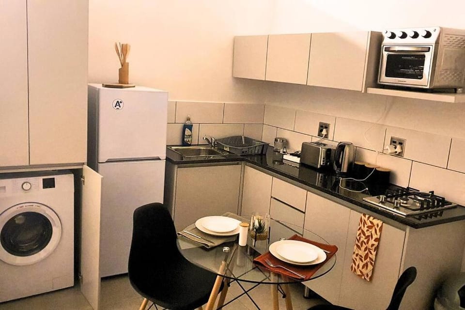 Coffee/tea facilities, Kitchen or kitchenette, oven, stove, toaster, washing machine
