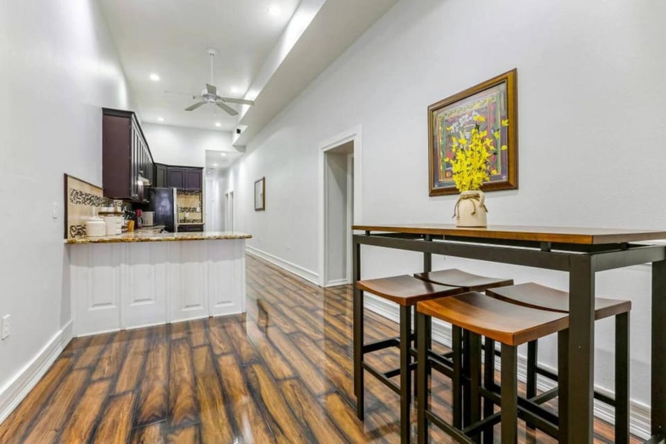 Kitchen or kitchenette, Seating area