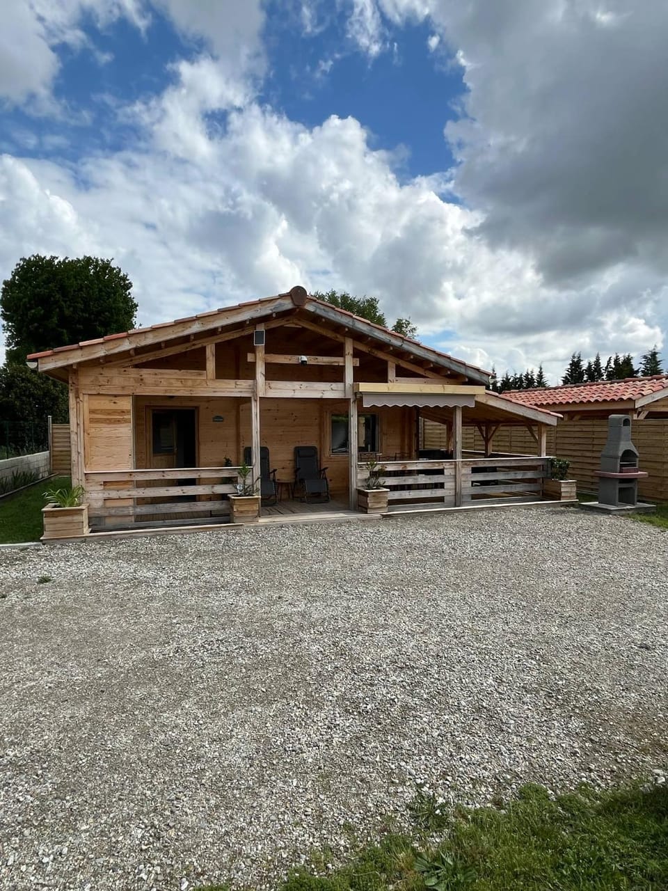 Property building, BBQ facilities, Location, Parking, acessibility
