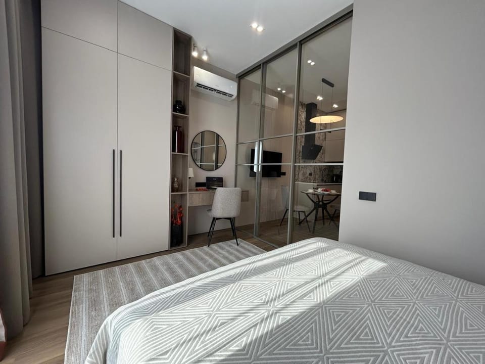 Photo of the whole room, Bedroom, wardrobe