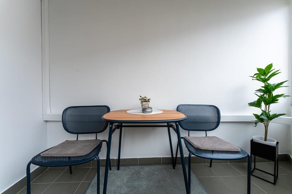 Property building, Balcony/Terrace, Seating area