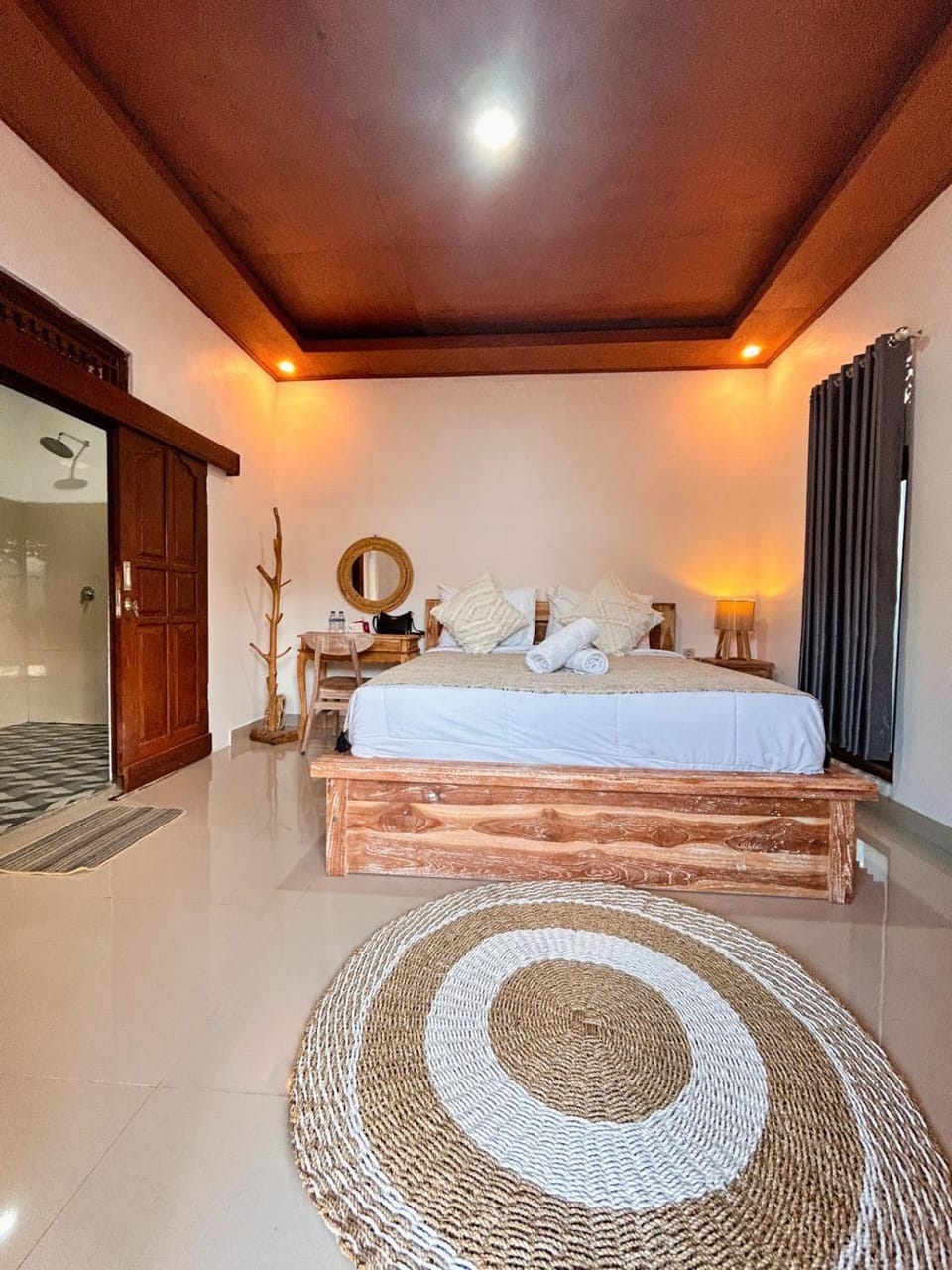 Photo of the whole room, Bedroom