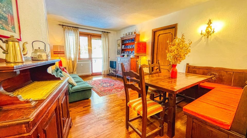 Photo of the whole room, Dining area